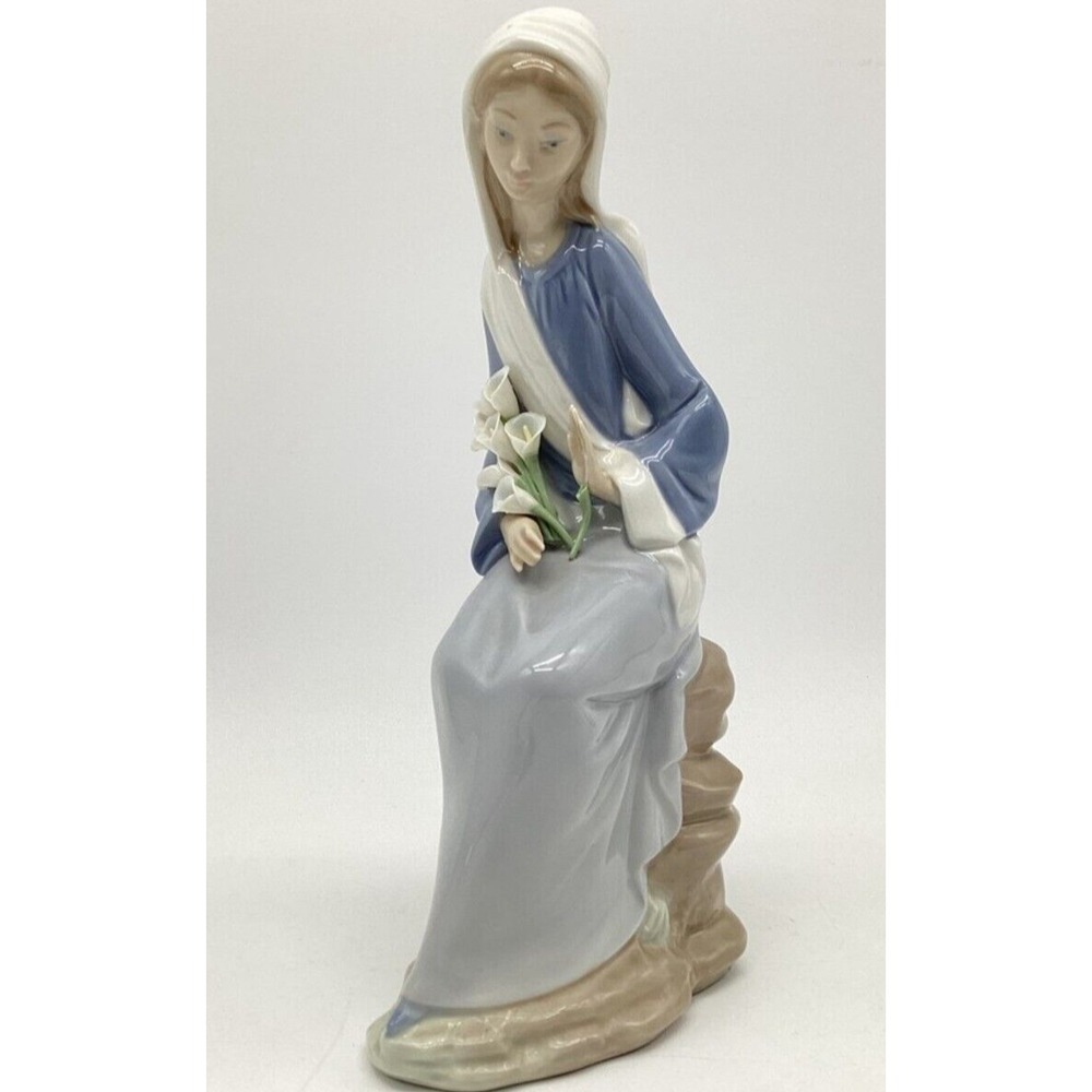 2 Vtg Lladró Figurines Porcelain  Sitting Girl w/Lillies & Girl w/ Umbrella READ